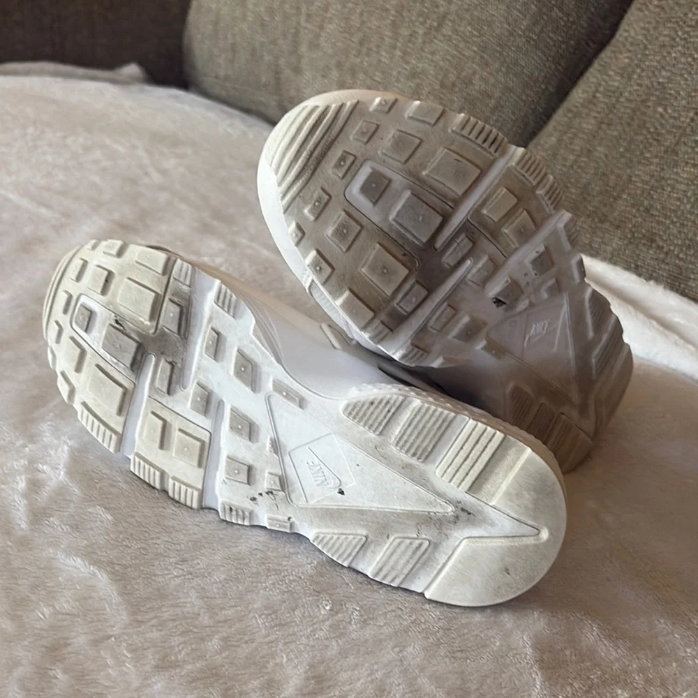 Gently Loved Nike White 2016 Huarache Sneaker **No laces or Inserts **